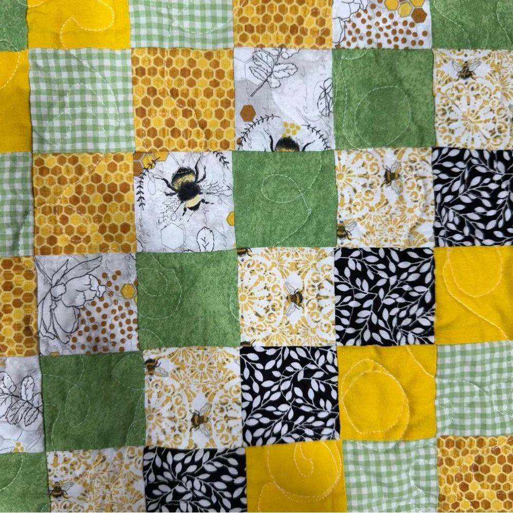 Handmade Quilted Baby Blanket Bee Print 31.5” x 31.5” - Picture 4 of 8